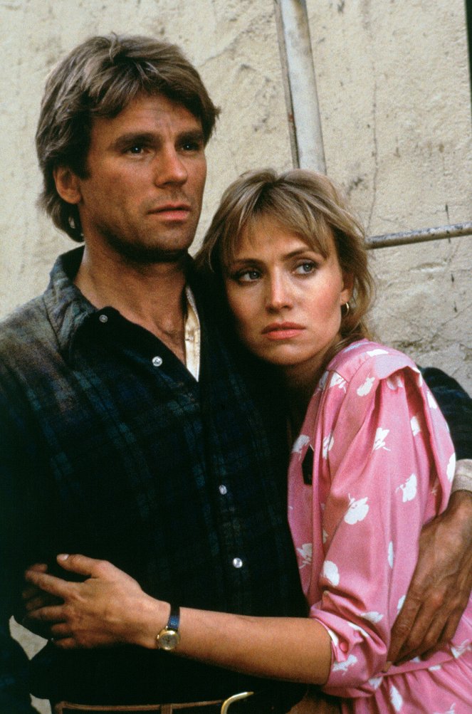 MacGyver - Pilot - Z filmu - Richard Dean Anderson, Darlanne Fluegel