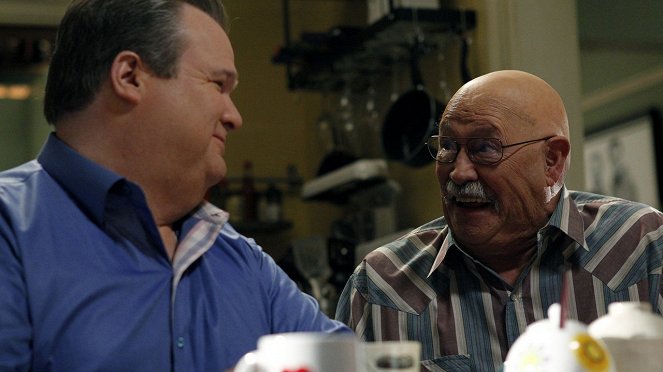 Taková moderní rodinka - Rozloučení s Waltem - Z filmu - Eric Stonestreet, Barry Corbin