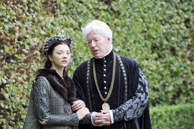 Tudorovci - Nejprve vzhlížej k Bohu - Z filmu - Natalie Dormer, Nick Dunning