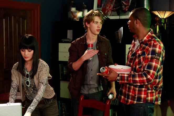 Switched at Birth - Dogs Playing Poker - Photos - Taylor Tan, Austin Butler