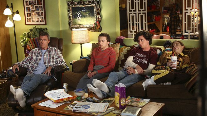 Taká obyčajná rodinka - Thanksgiving VII - Z filmu - Neil Flynn, Atticus Shaffer, Charlie McDermott, Eden Sher