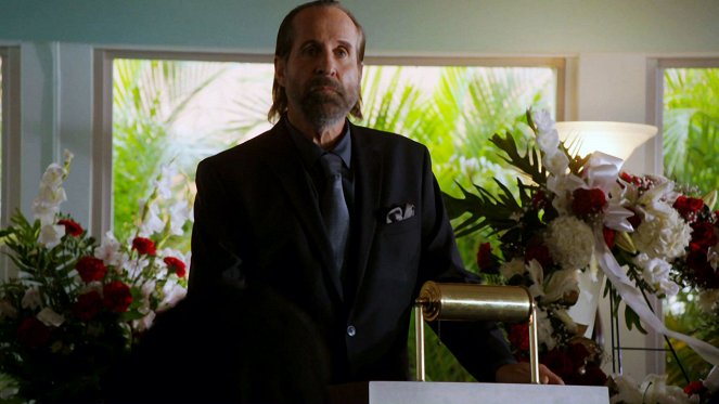 Graceland - Dog Catches Car - Z filmu - Peter Stormare