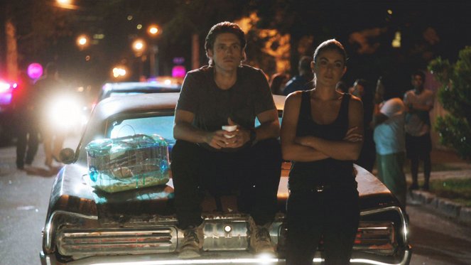 Graceland - Dog Catches Car - Z filmu - Aaron Tveit