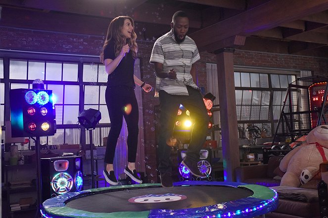 Nová holka - Socalyalcon VI - Z filmu - Nasim Pedrad, Lamorne Morris