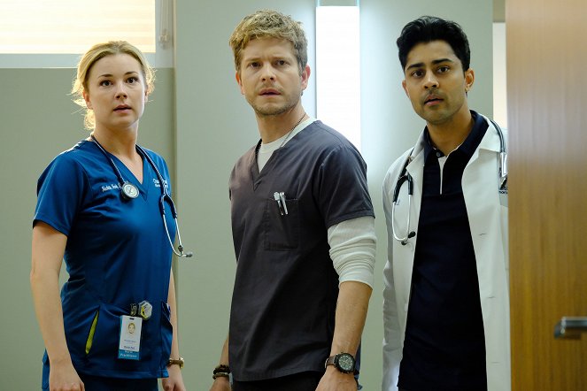 Doktoři - Spolubojovník - Z filmu - Emily VanCamp, Matt Czuchry, Manish Dayal