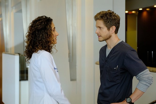 Doktoři - Krize identity - Z filmu - Melina Kanakaredes, Matt Czuchry