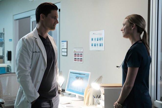 Doktoři - O nic moudřejší - Z filmu - Warren Christie, Emily VanCamp