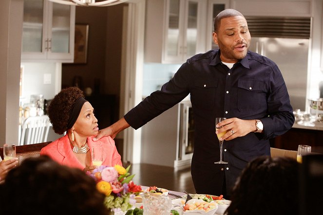 Black-ish - Please Don't Ask, Please Don't Tell - Z filmu - Jenifer Lewis, Anthony Anderson
