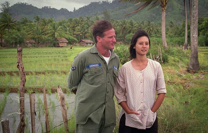Dobré ráno, Vietname - Z natáčení - Robin Williams, Chintara Sukapatana