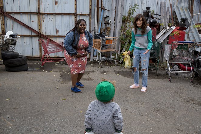 Smilf - Family-Sized Popcorn & a Can of Wine - Z filmu - Raven Goodwin, Frankie Shaw