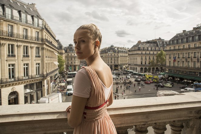 Najdi si mě v Paříži - Le Portail de l'Opéra - Z filmu - Jessica Lord