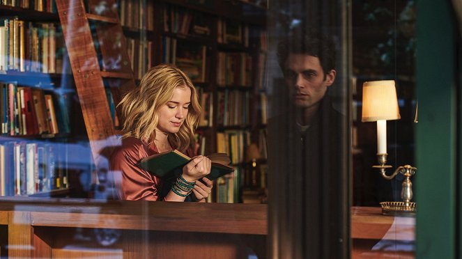 TY - Pilotní díl - Z filmu - Elizabeth Lail, Penn Badgley