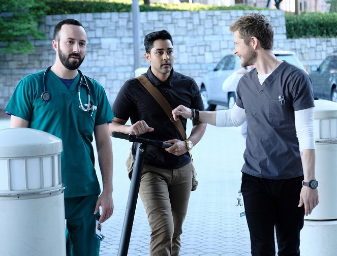 Doktoři - Princ a chuďas - Z filmu - Tasso Feldman, Manish Dayal, Matt Czuchry