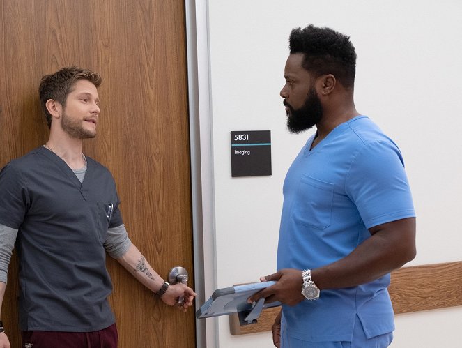 Doktoři - Tři slova - Z filmu - Matt Czuchry, Malcolm-Jamal Warner