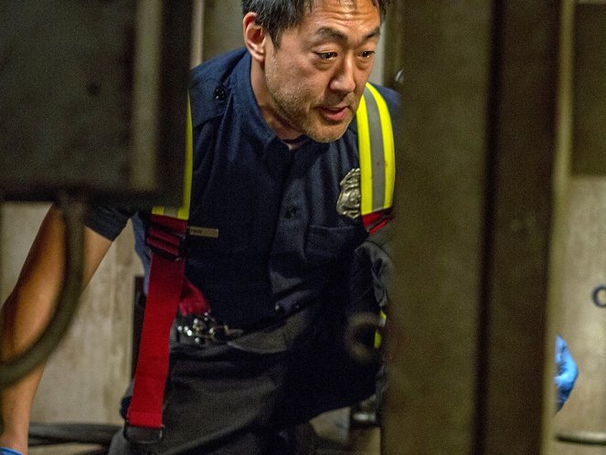 9-1-1 - V kliešťach - Z filmu - Kenneth Choi