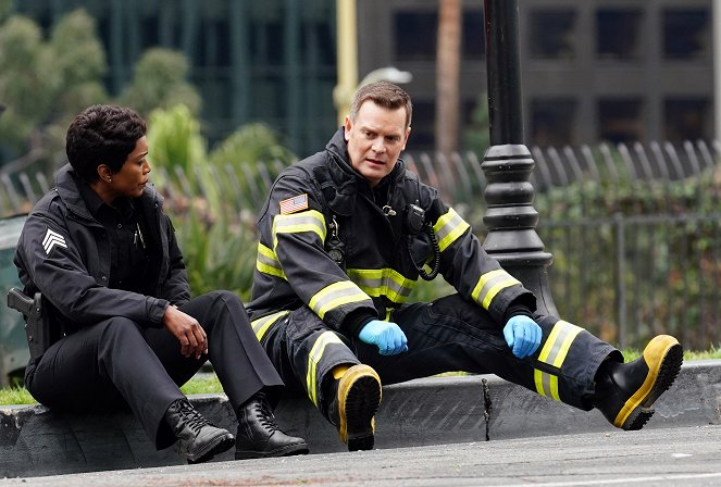 Angela Bassett, Peter Krause