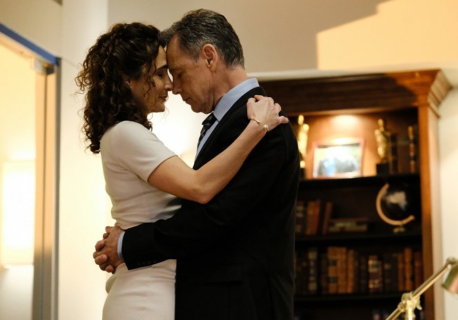 The Resident - Total Eclipse of the Heart - Photos - Melina Kanakaredes, Bruce Greenwood