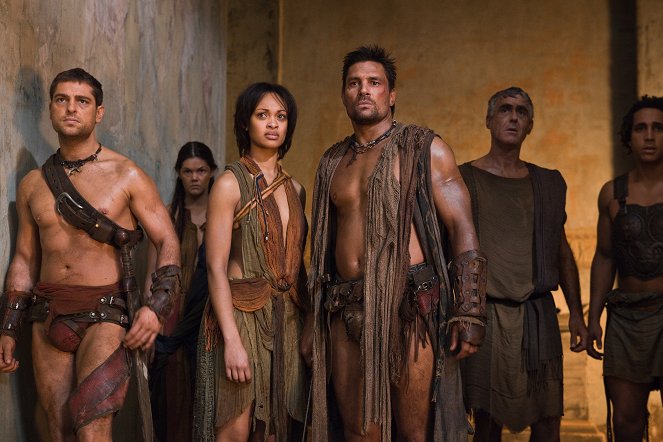 Spartakus - Zvolená cesta - Z filmu - Cynthia Addai-Robinson, Manu Bennett