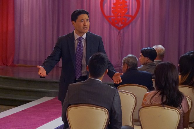 Huangovi v Americe - Four Funerals and a Wedding - Z filmu - Randall Park
