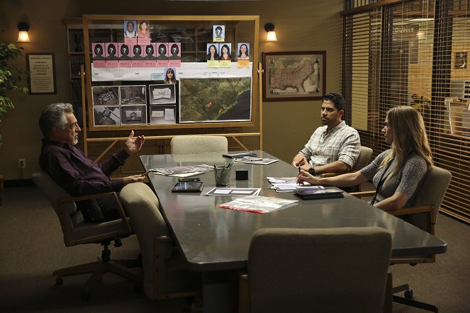 Criminal Minds - Season 14 - Starter Home - Photos - Joe Mantegna, Adam Rodriguez, A.J. Cook