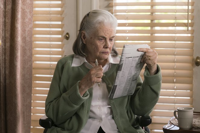 Grace a Frankie - Pistole - Z filmu - Lois Smith