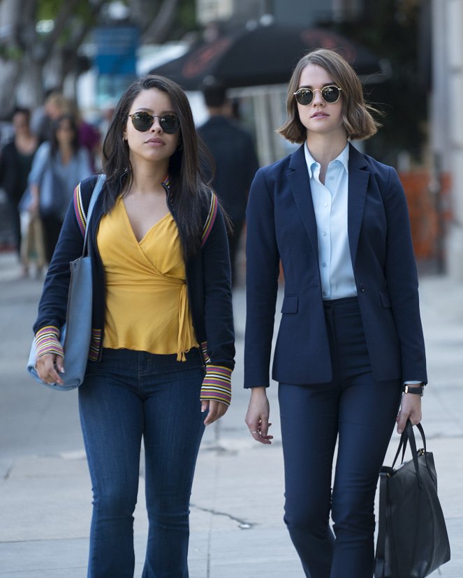 Good Trouble - Záměrná slepota - Z filmu - Cierra Ramirez, Maia Mitchell