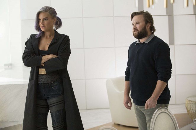 Future Man - Guess Who’s Coming to Lunch - Z filmu - Eliza Coupe, Haley Joel Osment