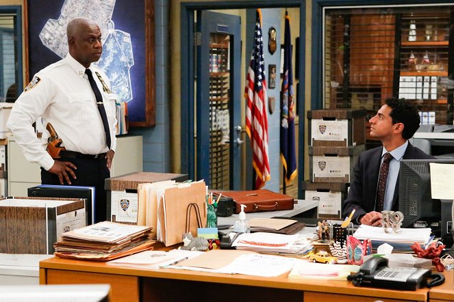 Brooklyn 99 - Past - Z filmu - Andre Braugher, Karan Soni