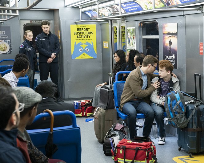 Station 19 - V metru - Z filmu - Danielle Savre, Grey Damon