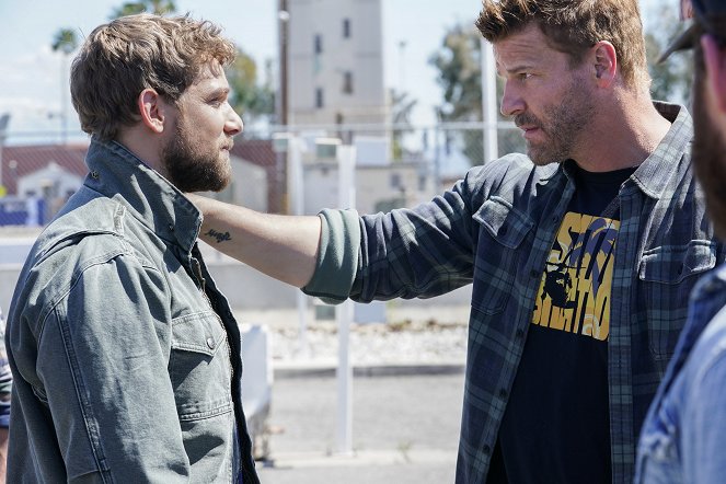 Tým SEAL - Never Out of the Fight - Z filmu - Max Thieriot, David Boreanaz