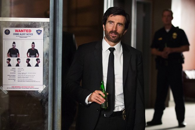 Powers - The Raconteur of the Funeral Circuit - Z filmu - Sharlto Copley