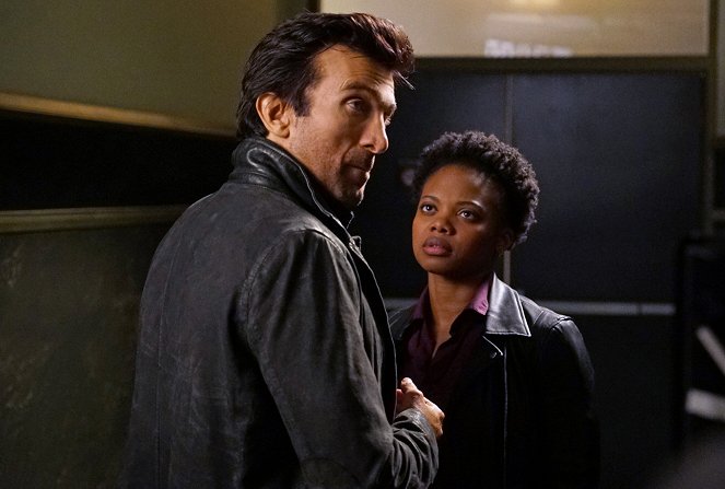 Powers - Chasing Ghosts - Z filmu - Sharlto Copley, Susan Heyward