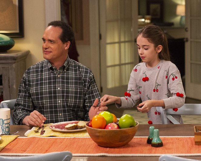 American Housewife - A Mom's Parade - Photos - Diedrich Bader, Julia Butters