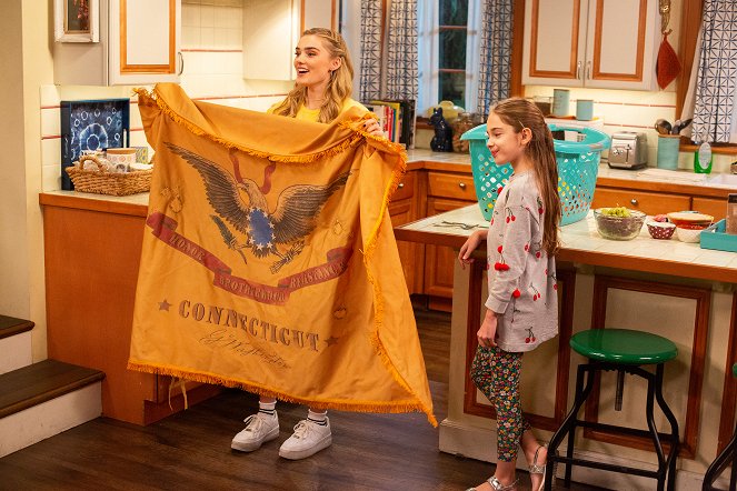 American Housewife - A Mom's Parade - Photos - Meg Donnelly, Julia Butters