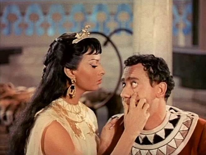 Due notti con Cleopatra - Z filmu - Sophia Loren, Alberto Sordi