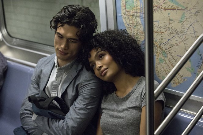 Slunce je také hvězda - Z filmu - Charles Melton, Yara Shahidi