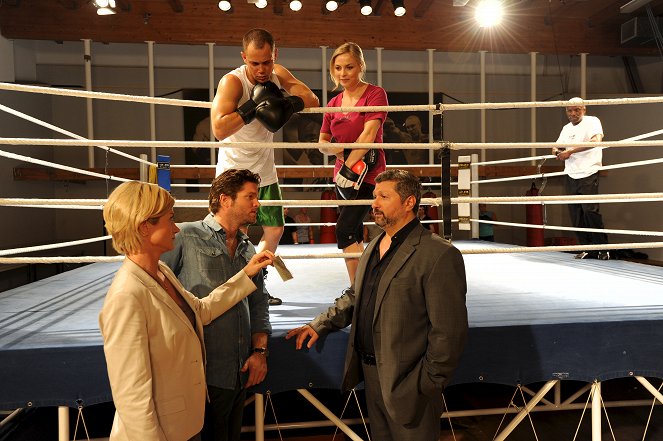 Kriminálka Stuttgart - Knockout - Z filmu - Astrid M. Fünderich, Peter Ketnath, Antonio Wannek, Regina Halmich, Aykut Kayacik