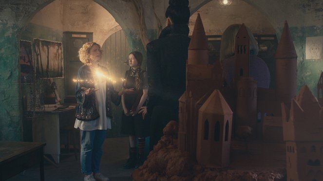 Čarodějnice školou povinné - Série 3 - Zlá magie - Z filmu - Nicola Stephenson, Bella Ramsey