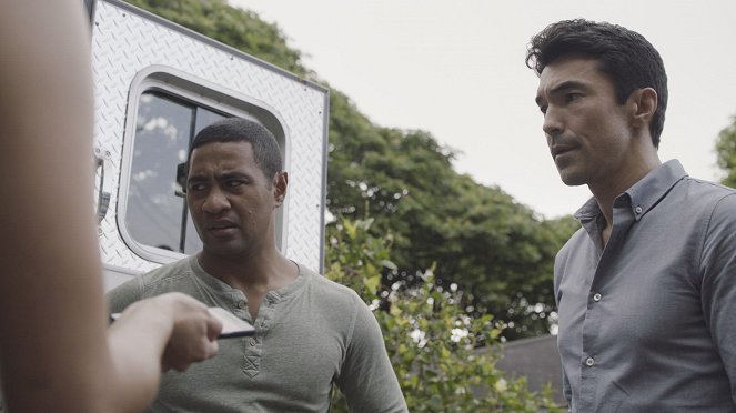 Hawaii 5.0 - Znamenie - Z filmu - Beulah Koale, Ian Anthony Dale