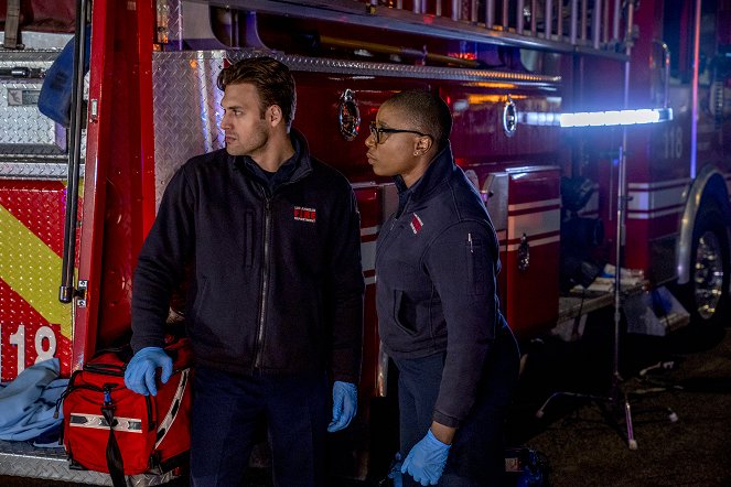 9-1-1 - Spoločnými silami - Z filmu - Ryan Guzman, Aisha Hinds