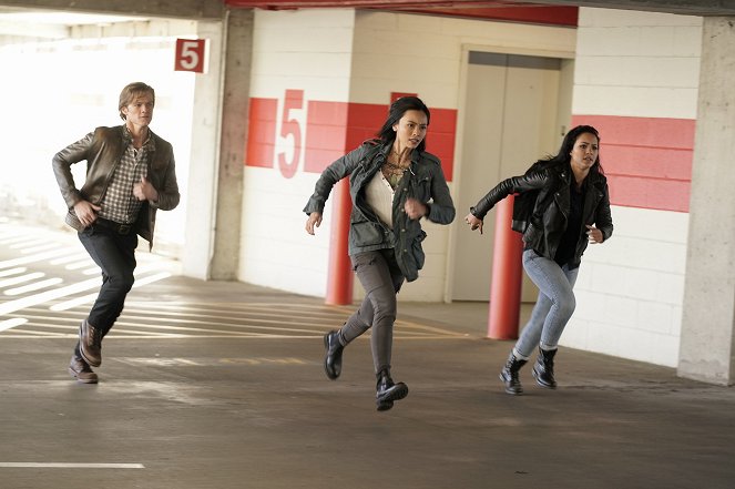 MacGyver - Seeds + Permafrost + Feather - Z filmu - Lucas Till, Levy Tran, Tristin Mays