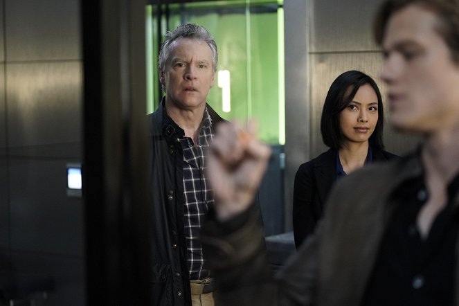 MacGyver - Mason + Cable + Choices - Z filmu - Tate Donovan, Levy Tran