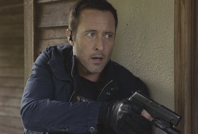 Hawaii 5.0 - Z ruky do ruky - Z filmu - Alex O'Loughlin