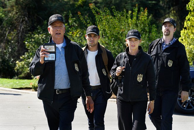 NCIS - Námorný vyšetrovací úrad - Na ich mieste - Z filmu - Mark Harmon, Wilmer Valderrama, Emily Wickersham, Sean Murray