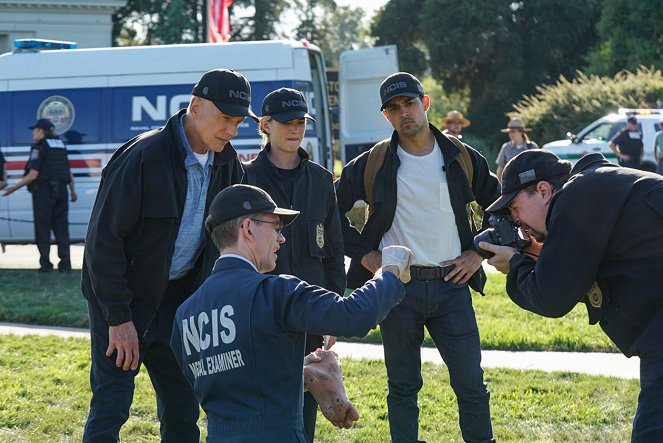 NCIS - Námorný vyšetrovací úrad - Na ich mieste - Z filmu - Mark Harmon, Brian Dietzen, Emily Wickersham, Wilmer Valderrama, Sean Murray
