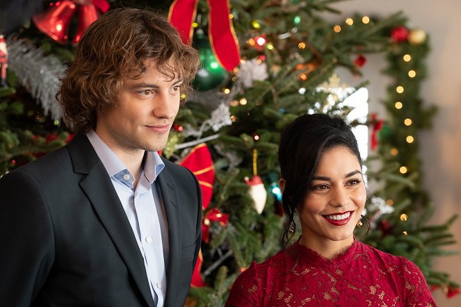 Předvánoční večer - Z filmu - Josh Whitehouse, Vanessa Hudgens