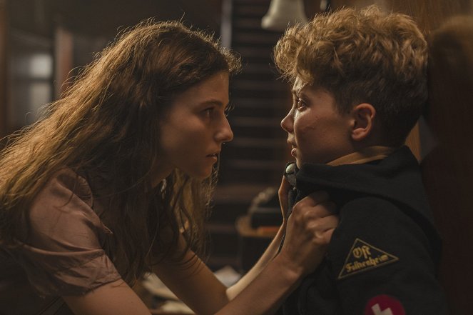 Thomasin McKenzie, Roman Griffin Davis