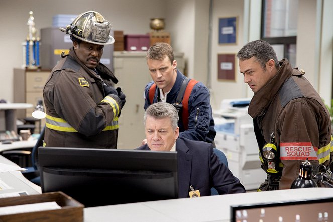 Chicago Fire - Pak se stal Nick Porter - Z filmu - Eamonn Walker, Jesse Spencer, Taylor Kinney