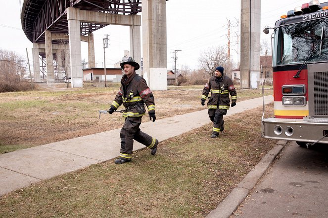 Chicago Fire - Pak se stal Nick Porter - Z filmu - Taylor Kinney, Joe Minoso