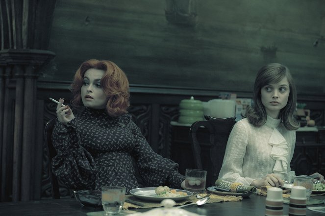 Temné stíny - Z filmu - Helena Bonham Carter, Bella Heathcote